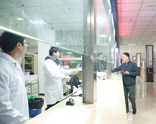 关怀慰问 情暖新春 | 合江县中医医院领导年初一慰问在岗医务人员!(图3) 3.jpg