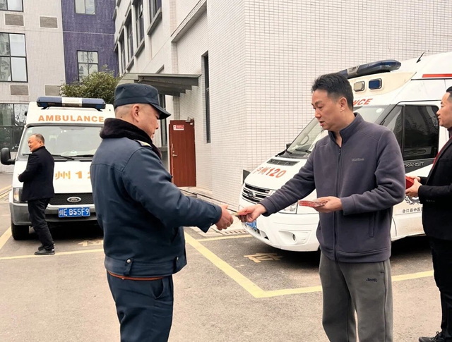 关怀慰问 情暖新春 | 合江县中医医院领导年初一慰问在岗医务人员!(图5) 5.jpg