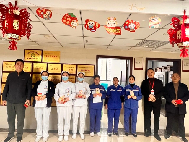 关怀慰问 情暖新春 | 合江县中医医院领导年初一慰问在岗医务人员!(图8) 8.jpg