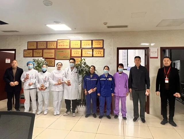 关怀慰问 情暖新春 | 合江县中医医院领导年初一慰问在岗医务人员!(图6) 6.jpg