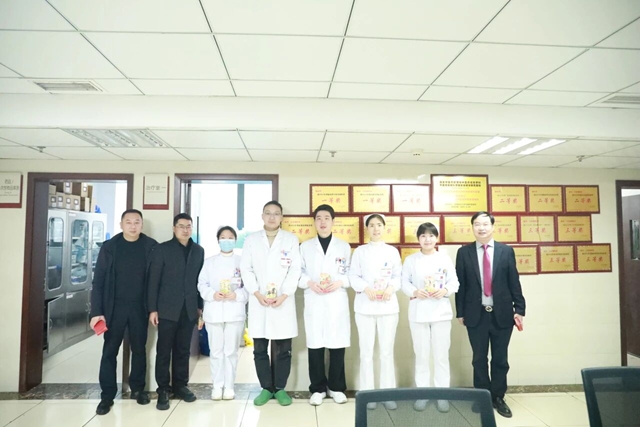 关怀慰问 情暖新春 | 合江县中医医院领导年初一慰问在岗医务人员!(图10) 10.jpg