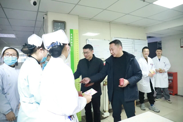 关怀慰问 情暖新春 | 合江县中医医院领导年初一慰问在岗医务人员!(图14) 14.jpg