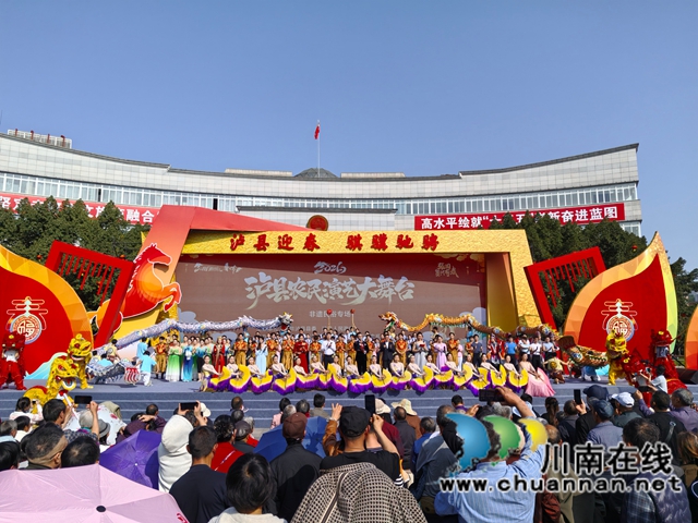 骐骥驰骋踏春来 意气风发农村娃|泸县2026农民演艺大舞台泸县九中专场圆满上演(图1) 泸县农民演艺大舞台泸县九中专场1(曾佐然摄).jpg