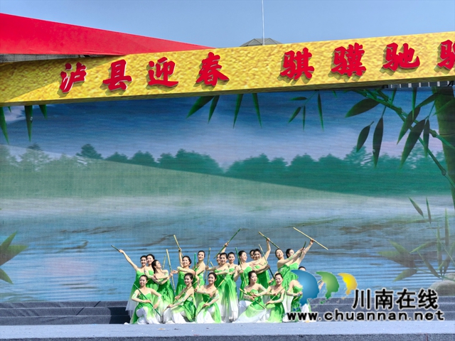 骐骥驰骋踏春来 意气风发农村娃|泸县2026农民演艺大舞台泸县九中专场圆满上演(图3) 舞蹈《竹影涟涟》(曾佐然摄).jpg