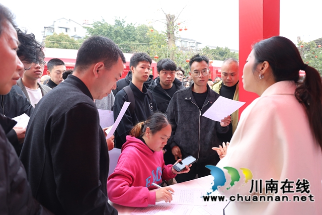 在泸州主会场，省内外220家企业携带20167个岗位来到现场，吸引了数万泸州及周边市州的群众前来求职。 (4).JPG