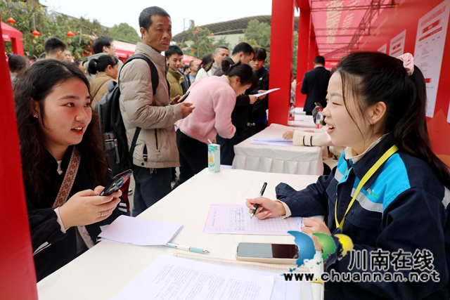 在泸州主会场，省内外220家企业携带20167个岗位来到现场，吸引了数万泸州及周边市州的群众前来求职。 (1).JPG