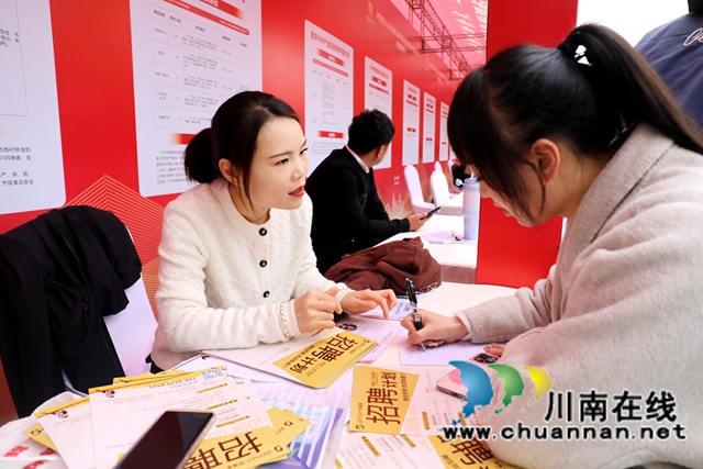 在泸州主会场，省内外220家企业携带20167个岗位来到现场，吸引了数万泸州及周边市州的群众前来求职。 (3).JPG