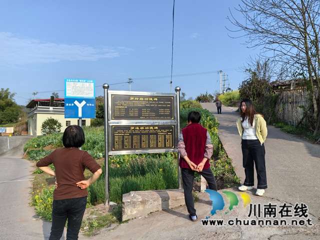 泸县潮河镇怀安河发现龙桥罗滩桥和禁止捕鱼石碑(图5) 村民察看功德碑(曾佐然摄).jpg