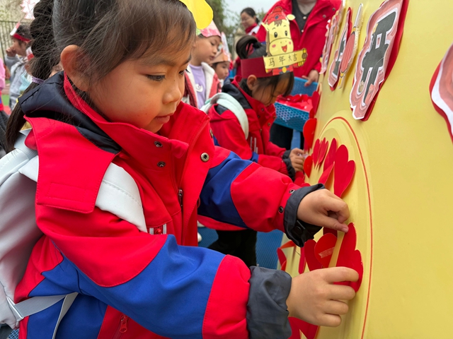 “马” 力全开!开学首日,泸州校园元气满格!(图9) 9.jpg