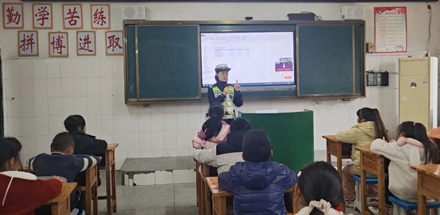 “马” 力全开!开学首日,泸州校园元气满格!(图34) 34.jpg