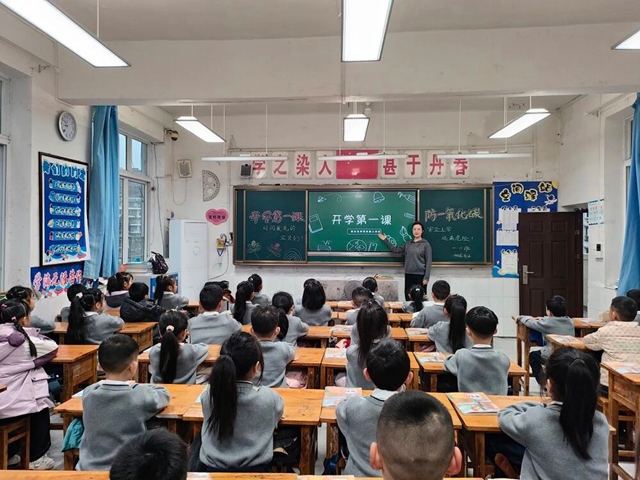 “马” 力全开!开学首日,泸州校园元气满格!(图53) 53.jpg