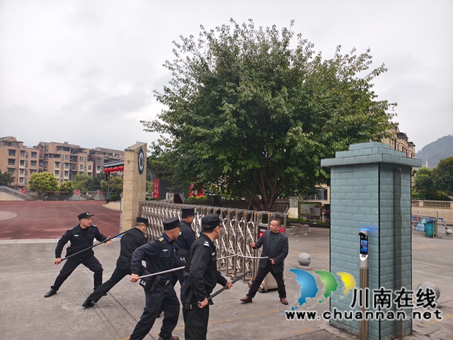 以“演”筑防 以“练”备战|叙永县叙永镇中心小学校开展反恐防暴应急培训(图2) 演练过程 (1).jpg