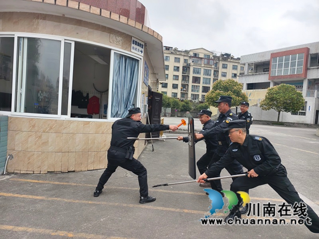 以“演”筑防 以“练”备战|叙永县叙永镇中心小学校开展反恐防暴应急培训(图4) 演练过程 (3).jpg