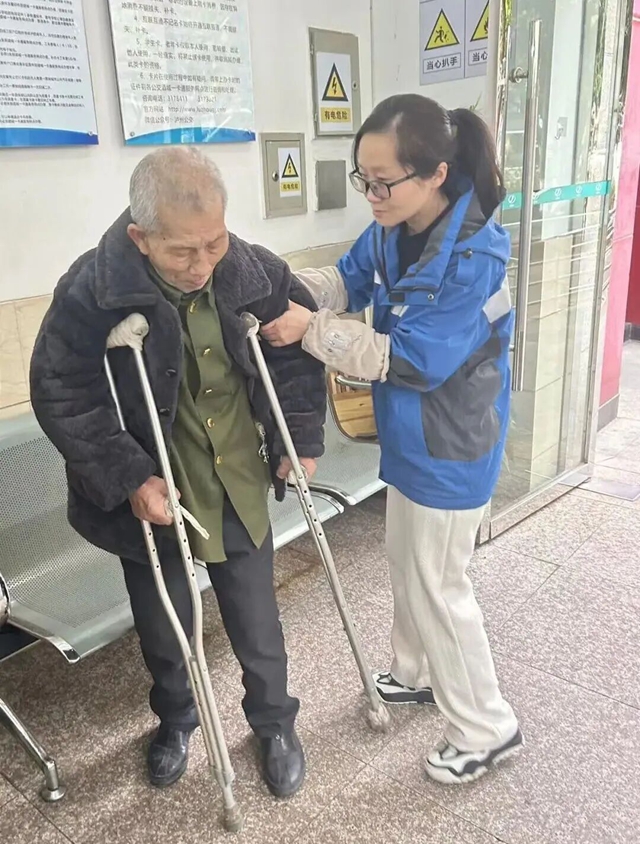 岗位虽平凡,善举暖人心——点赞泸州公交人(图1) 万1.jpg