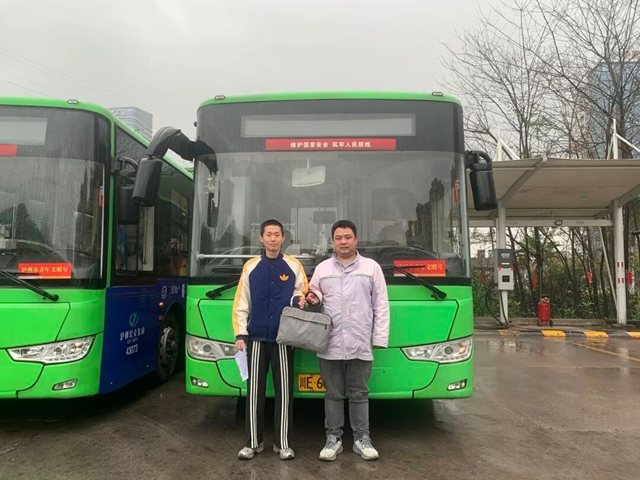 岗位虽平凡,善举暖人心——点赞泸州公交人(图2) 万2.jpg