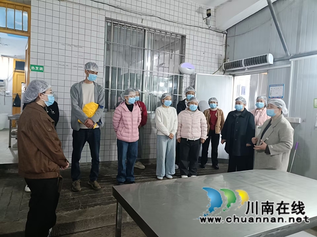 家园携手,守护舌尖安全|泸县天兴镇中心幼儿园开展膳食委员会半日活动(图5) 5.jpg