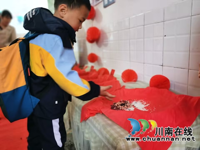 泸县天兴镇中心幼儿园举行“马年启新程,萌娃归园啦”开学典礼(图2) 5BAFE66BC02148DF61D4BE980F0EB594.jpg