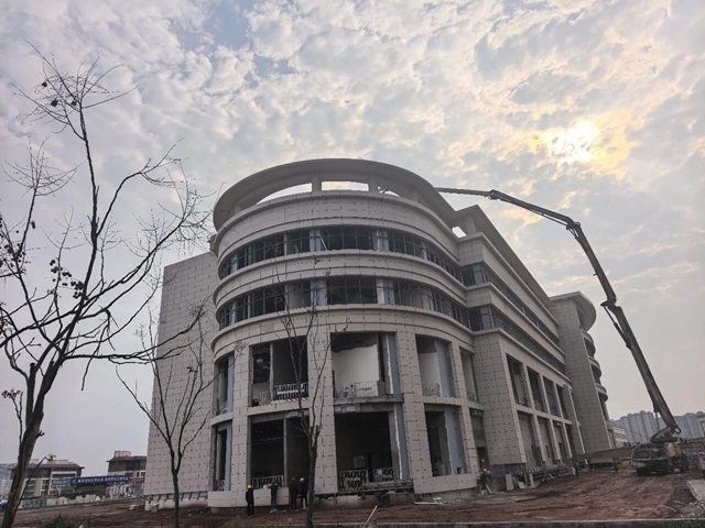 完成总工程量的70%!全球最大的核医学中心冲刺七月完工(图2) 工2.jpg