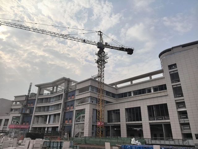 完成总工程量的70%!全球最大的核医学中心冲刺七月完工(图1) 工1.jpg