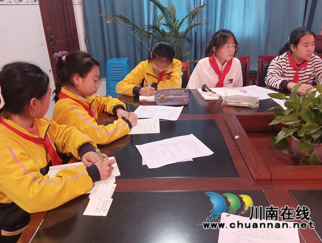 瓦子黉门传雅韵 新苗沐雨谱诗章|泸县潮河镇瓦子学校小学部传统诗词写作开讲(图4) 学生学习诗词.jpg