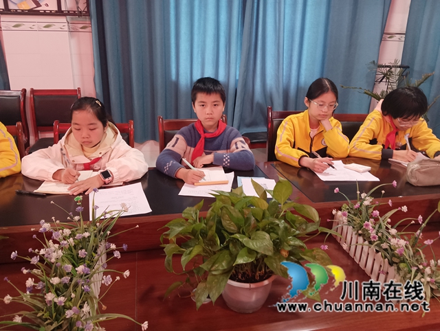瓦子黉门传雅韵 新苗沐雨谱诗章|泸县潮河镇瓦子学校小学部传统诗词写作开讲(图3) 学生学习诗词 (2).jpg