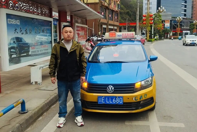 古蔺“的哥”何结均,好样的!(图1) 何1.jpg