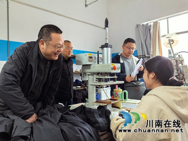 省人社厅调研组一行在四川鑫盛达服装有限公司车间走访农民工代表.jpg