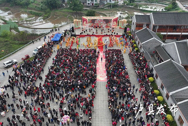 看龙舞、摸龙须、剃龙头!泸县龙抬头现场挤爆了(图1) 1.jpg