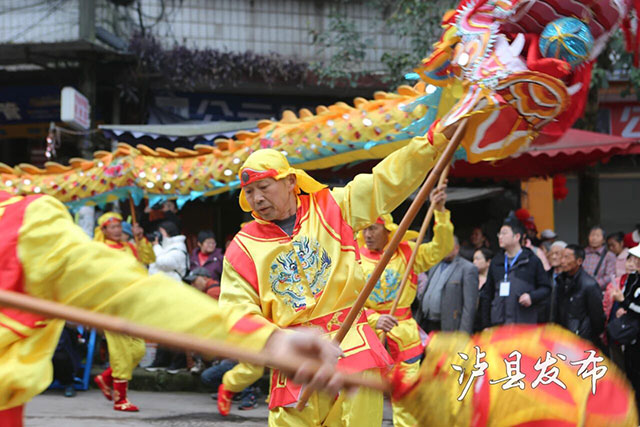 看龙舞、摸龙须、剃龙头!泸县龙抬头现场挤爆了(图2) 2.jpg