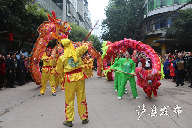 看龙舞、摸龙须、剃龙头!泸县龙抬头现场挤爆了(图3) 3.jpg