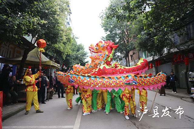 看龙舞、摸龙须、剃龙头!泸县龙抬头现场挤爆了(图4) 4.jpg