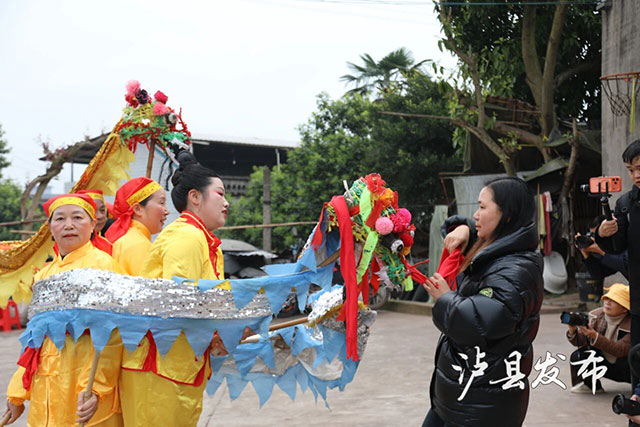 看龙舞、摸龙须、剃龙头!泸县龙抬头现场挤爆了(图7) 7.jpg