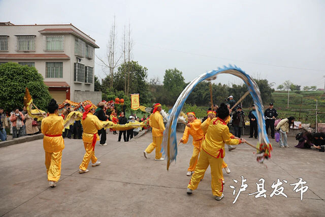 看龙舞、摸龙须、剃龙头!泸县龙抬头现场挤爆了(图6) 6.jpg