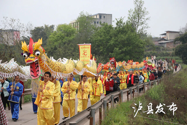 看龙舞、摸龙须、剃龙头!泸县龙抬头现场挤爆了(图5) 5.jpg