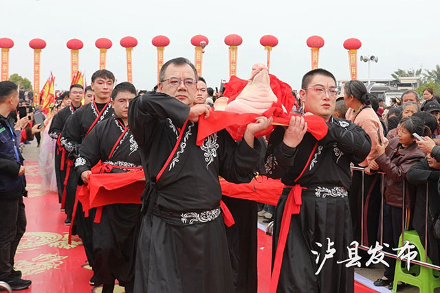 看龙舞、摸龙须、剃龙头!泸县龙抬头现场挤爆了(图19) 19.jpg