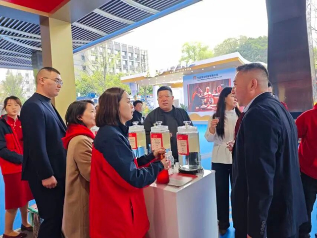 三月蓉城耀酱香 百年赤水载誉绽春糖(图1) 1.jpg