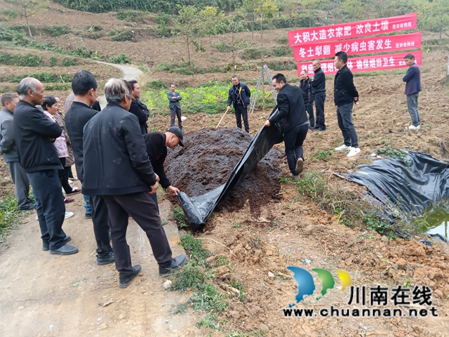 农肥积造,解锁烟叶“丰收密码”(图1) 配图1.烟点组织烟农召开农肥积造培训会.jpg