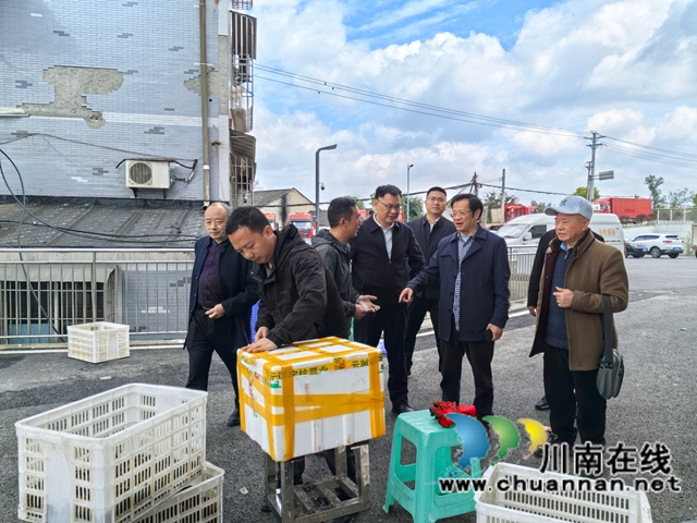 察看小龙虾包装（曾佐然摄 ）.jpg