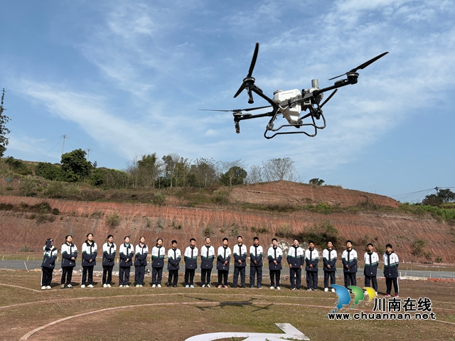 从“飞手”到“工匠”,看泸县建校如何炼成产业“人才仓”?(图2) 学生参加无人机飞行操作实训.jpg