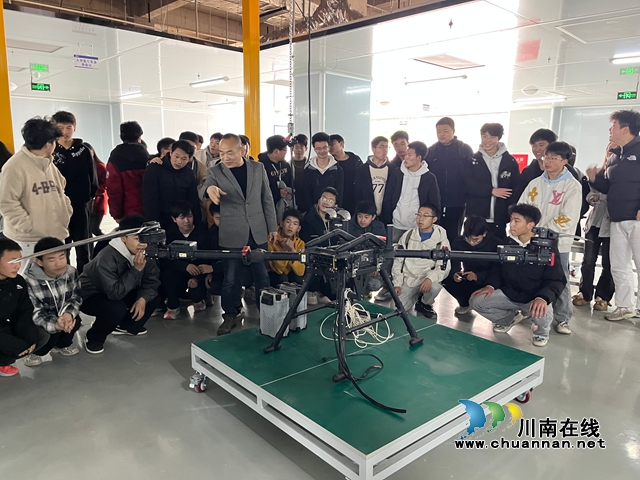 从“飞手”到“工匠”,看泸县建校如何炼成产业“人才仓”?(图4) 学生赴校企合作企业,参观无人机相关设备.jpg