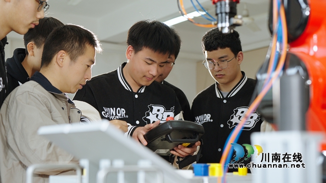 从“飞手”到“工匠”,看泸县建校如何炼成产业“人才仓”?(图5) 学生学习操作工业机器人.jpg