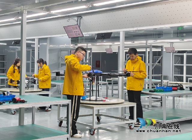 从“飞手”到“工匠”,看泸县建校如何炼成产业“人才仓”?(图7) 学生在实训中熟悉无人机设备.jpg