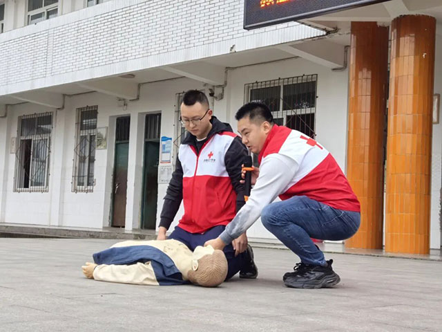 泸县天兴镇:急救知识进校园 守护生命“救”在身边(图2) 2.jpg