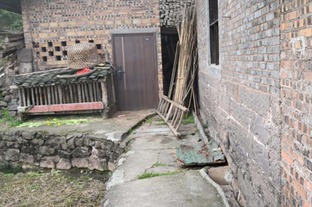 嫌疑人翻进二楼婚房……警犬破案!(图4) 4.jpg