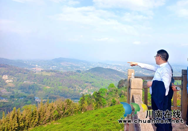春染道林聚文心 笔绘泸州启新篇|泸州市作家协会理事会走进泸县石桥镇道林沟 祥音奖2万元花落陈言熔(图4) 在道林沟采风(成帆摄).jpg