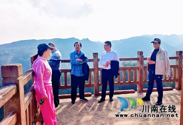 春染道林聚文心 笔绘泸州启新篇|泸州市作家协会理事会走进泸县石桥镇道林沟 祥音奖2万元花落陈言熔(图5) 作家们在道林沟采风(成帆摄).jpg