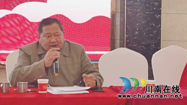 龙马潭区退休教职工协会召开2025年年终总结表彰暨祝寿大会(图7) 7.龙马潭区退休教职工协会副会长兼秘书长夏国璋宣读优秀退休教师、寿星名单.jpg