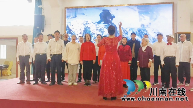 龙马潭区退休教职工协会召开2025年年终总结表彰暨祝寿大会(图8) 8.分会长大合唱.jpg