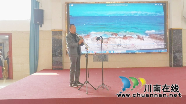 龙马潭区退休教职工协会召开2025年年终总结表彰暨祝寿大会(图10) 10.电吹管独奏.jpg