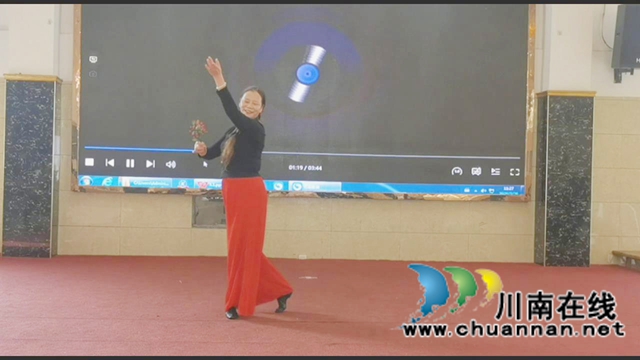 龙马潭区退休教职工协会召开2025年年终总结表彰暨祝寿大会(图11) 11.鱼塘学校独舞《红枣树》.jpg
